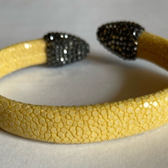Yellow bracelet with ‘diamond’ accents - Picture 4 of 5